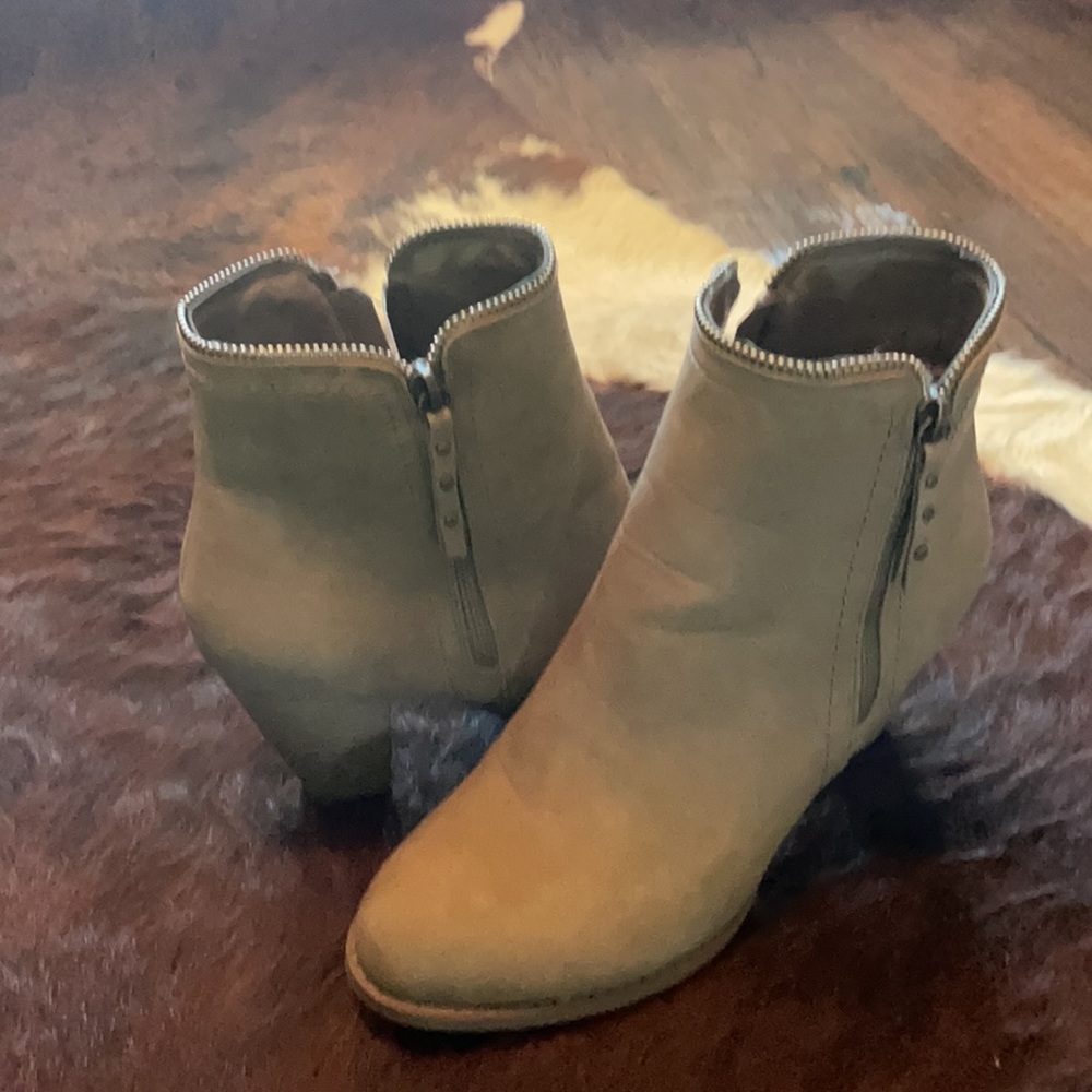 Beige booties in great shape